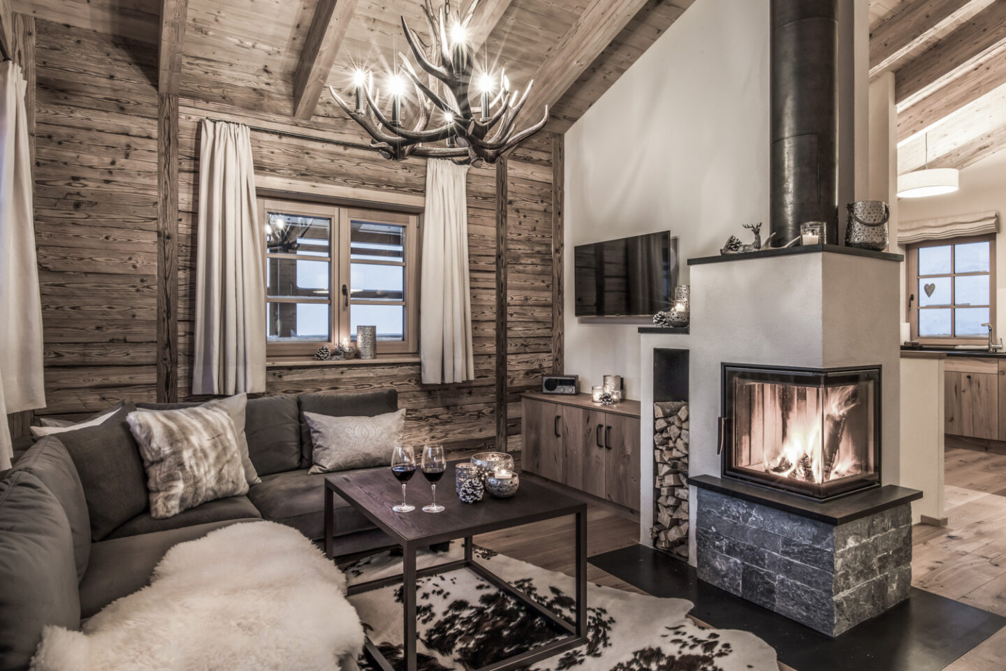Sofa und Kaminfeuer im Chalet