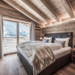 Blick ins Schlafzimmer mit Holzdecke | Luxus Chalet Bregenzerwald