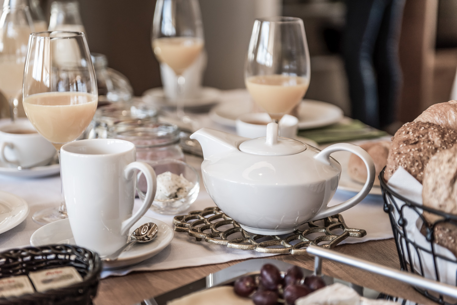 gedeckter Frühstückstisch mit Orangensaft