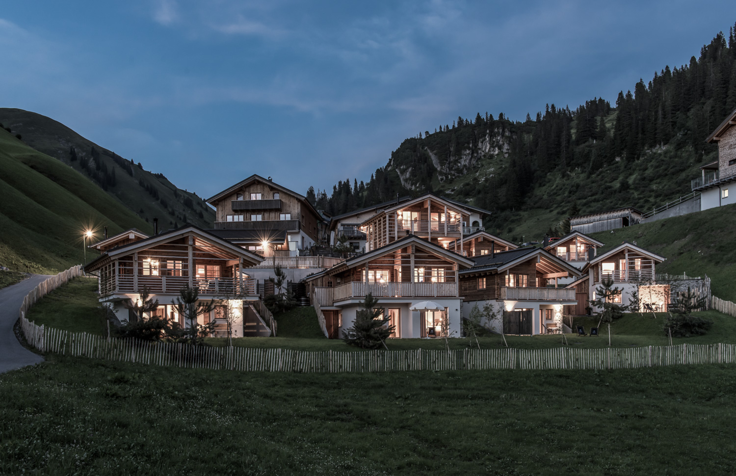 Aadla Chalets bei Nacht