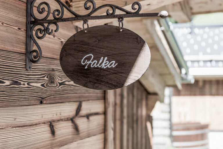 Türschild vom Chalet Falka | Chaletdorf in Vorarlberg