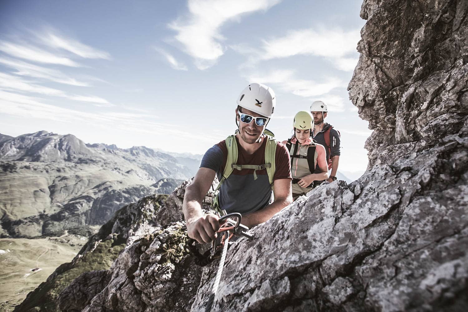 Menschen auf Gipfel mit Panorama