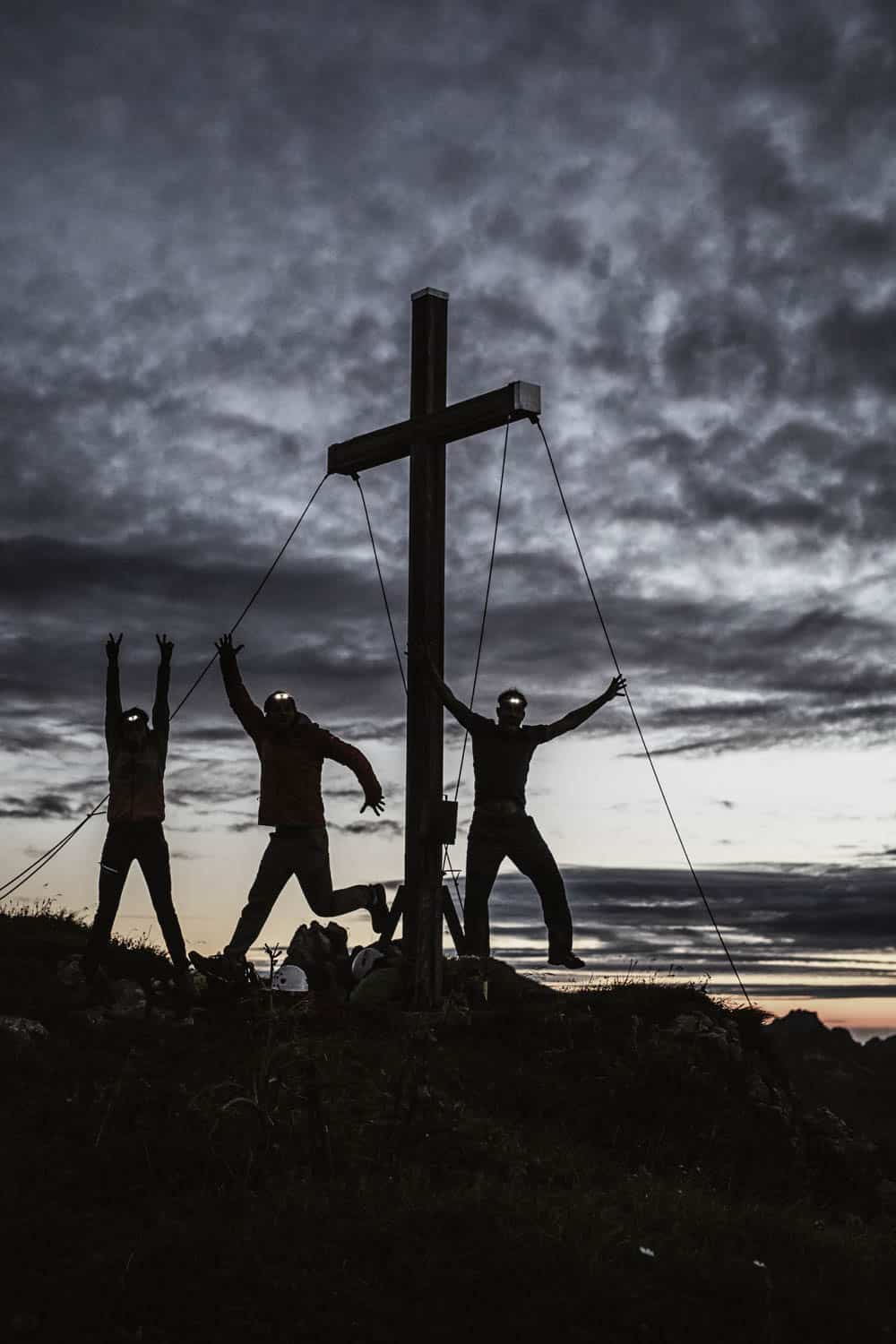 Bergsteiger am Gipfel bei Sonnenaufgang