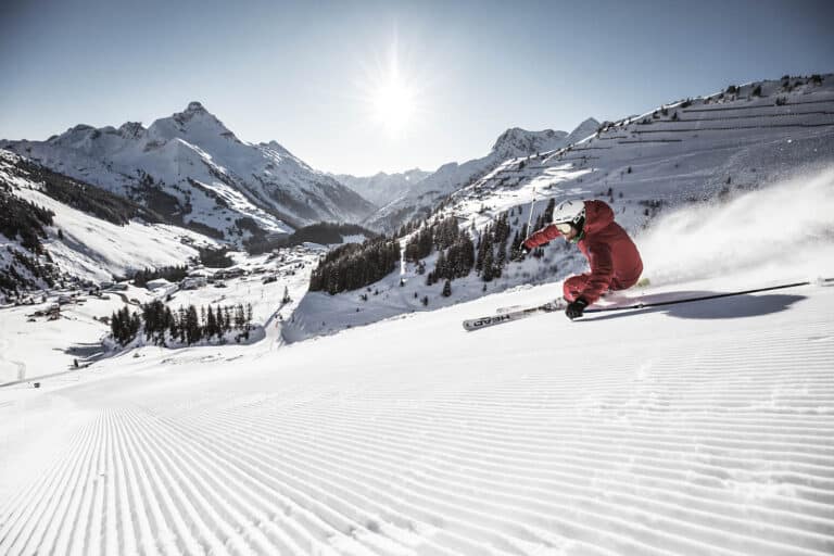 Skifahrer auf perfekt präparierte Piste | Ski Arlberg - Skifahren