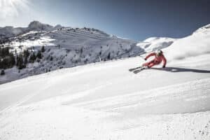 Skifahrer auf perfekter Skipiste | Ski Arlberg - Skifahren