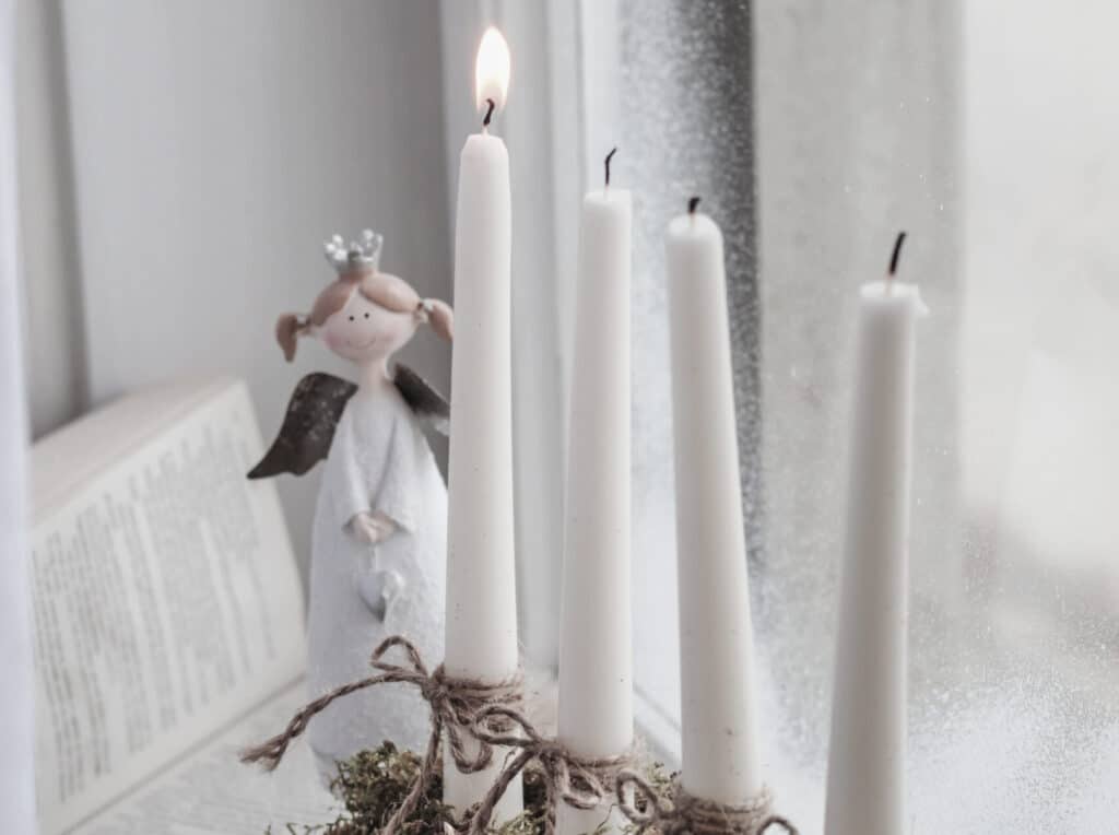 4 langstiehlige Kerzen im Advent