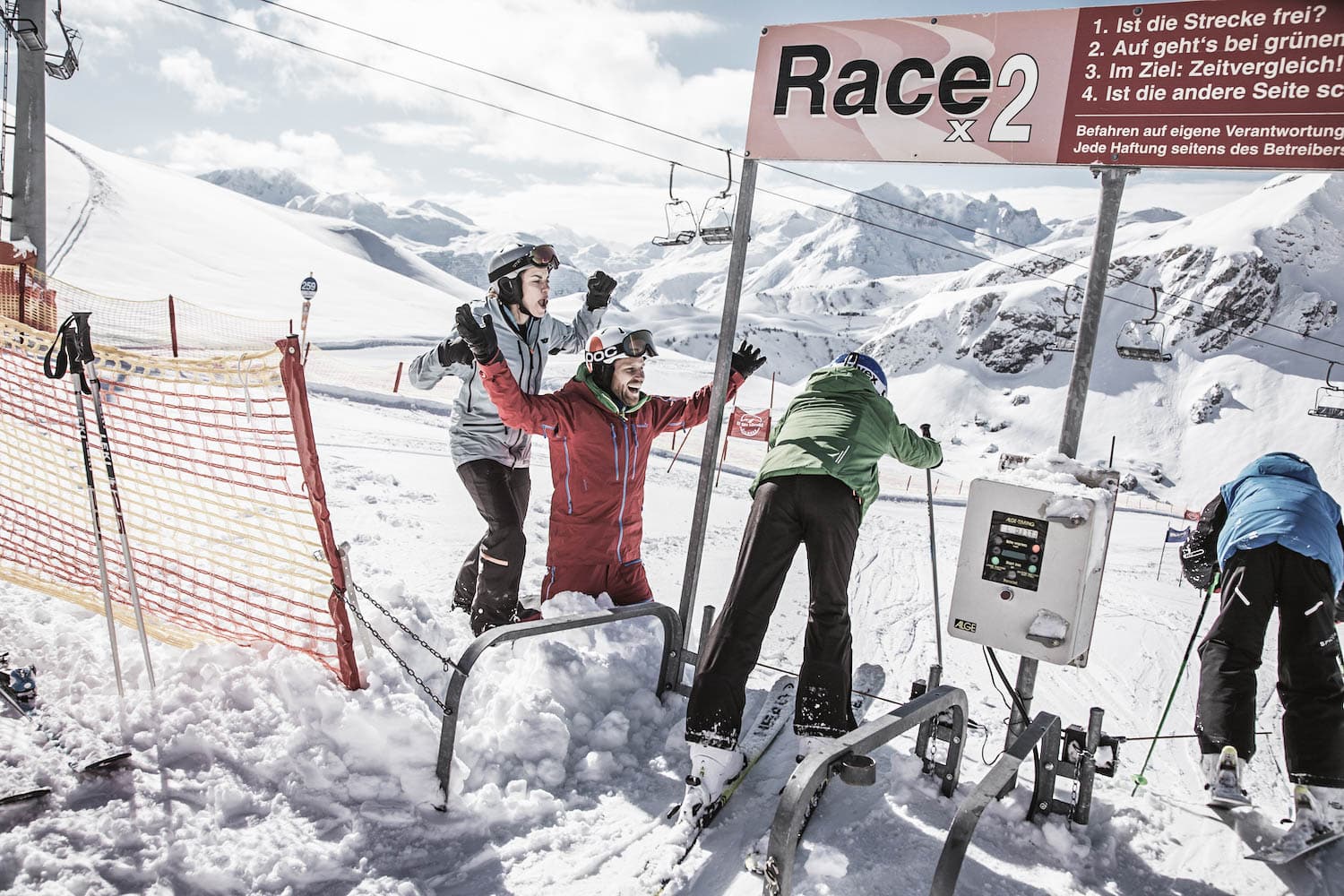 Kindermit Ski am Start bei Speed Check | Skiurlaub mit Kindern am Arlberg